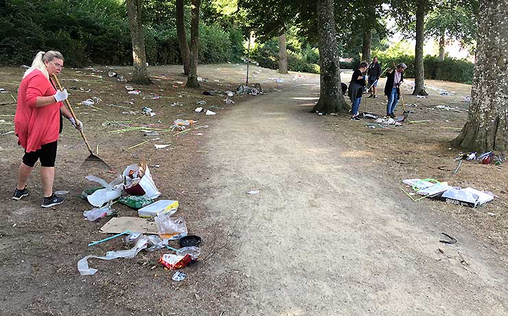 Masser af festival-affald ryddes af vejen
